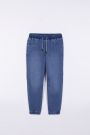 Džínové kalhoty modré barvy se stahovacími lemy JOGGER 2156840